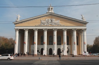 Afbeeldingsresultaat voor Kyrgyz State Academic Opera and Ballet Theatre building